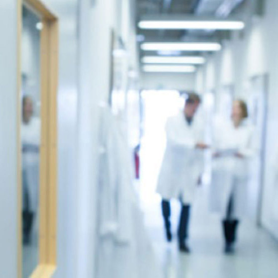 Zwei Personen schütteln sich die Hände in einer geschäftlichen Umgebung. Symbolbild für Amgen Direct, dem Bestell-Portal für Kundinnen und Kunden.