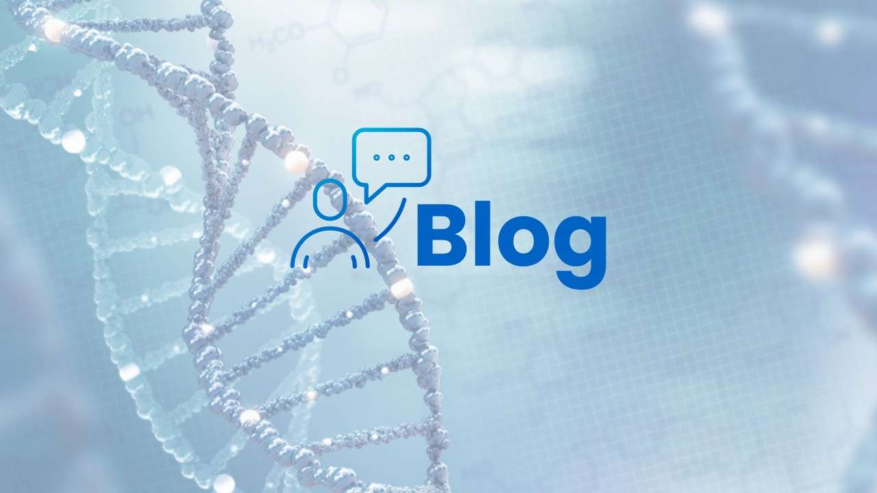 Transparente Visualisierung mehrerer DNA-Doppelhelix-Stränge vor blauem, wissenschaftlich anmutendem Hintergrund mit Grafik bestehend aus Mensch- und Sprechblasen-Icon und dem Wort Blog