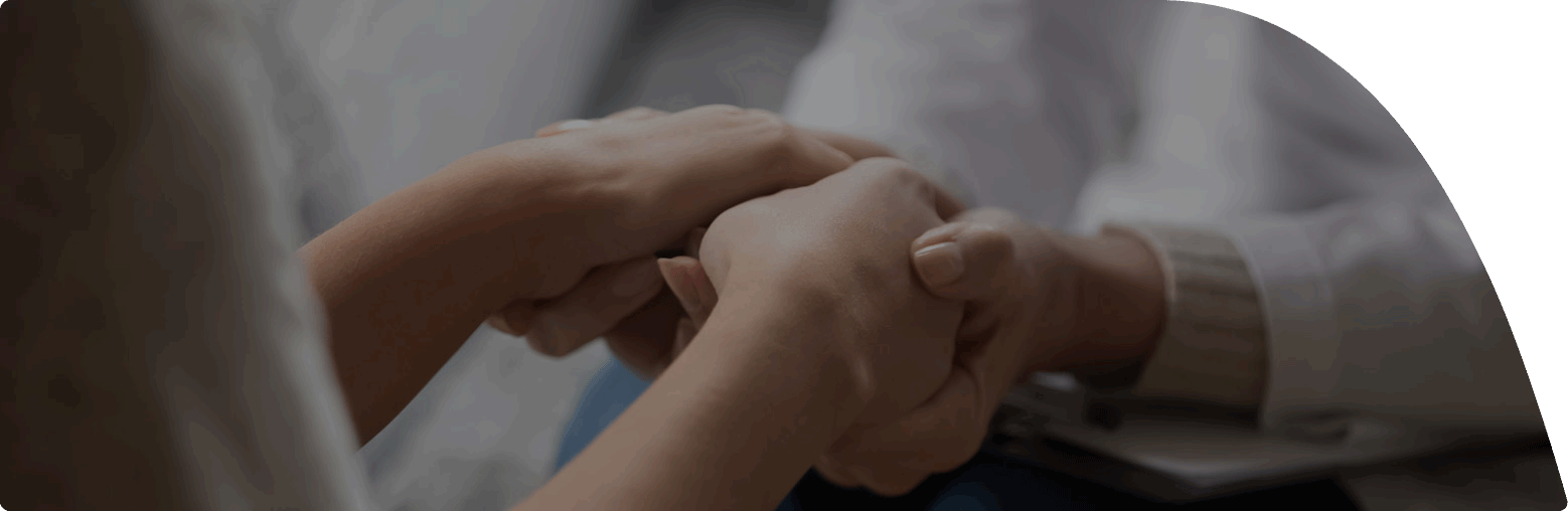 Nahaufnahme zweier Hände, die sich halten. Symbolisch für menschliche Nähe, Vertrauen und therapeutische Unterstützung.