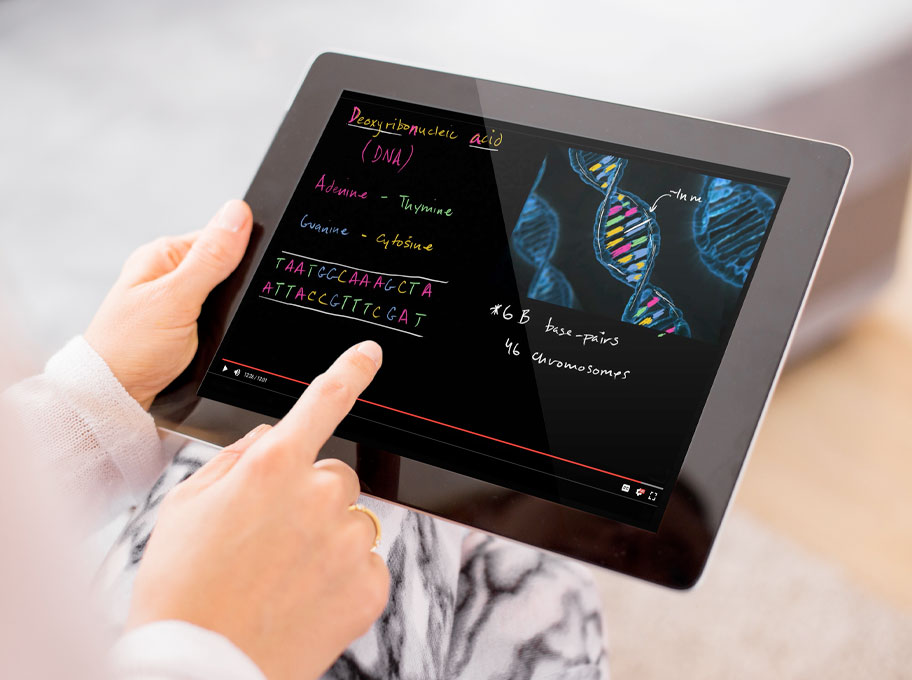 Zwei Hände einer Person bedienen ein Tablet mit Lerninhalten zur menschlichen DNA.