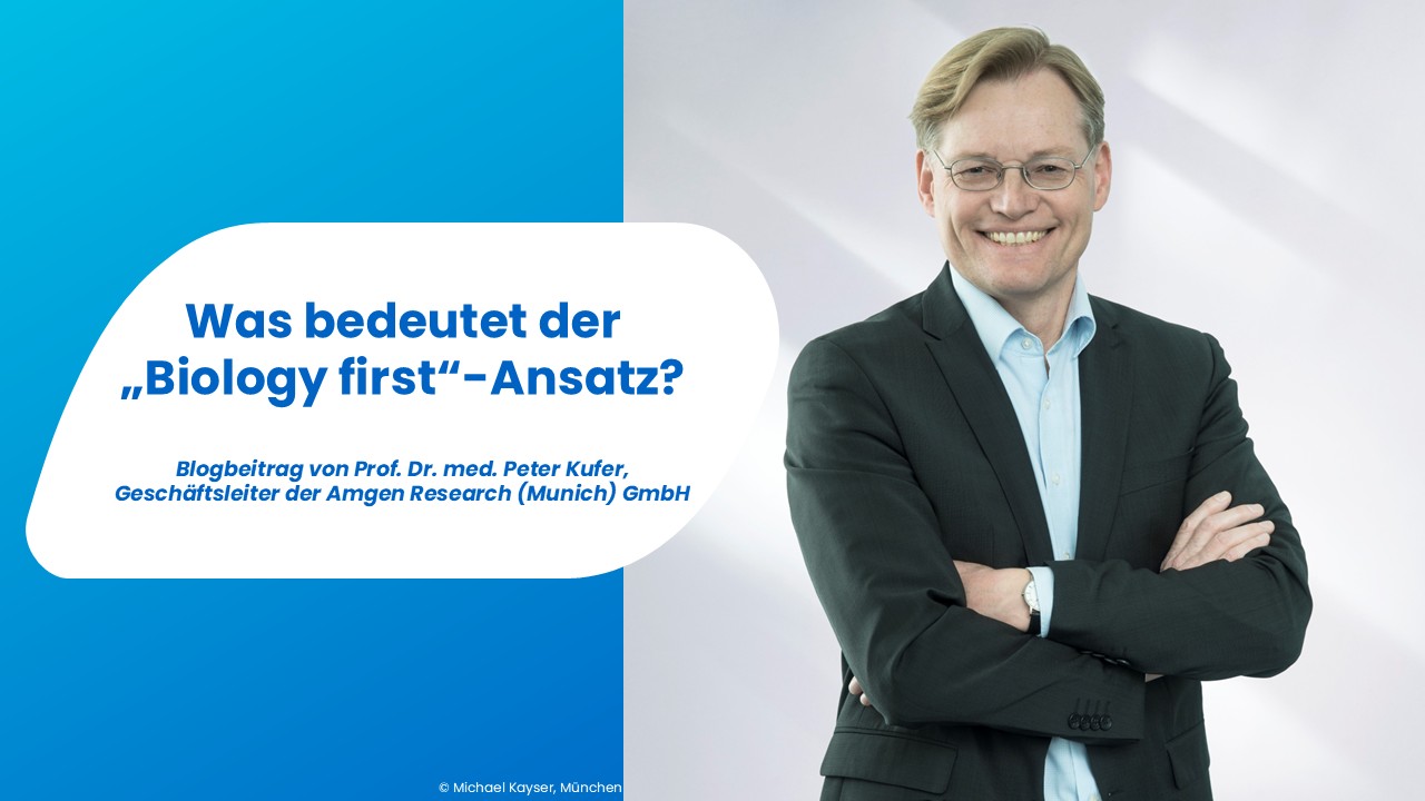 Portrait von Peter Kufer, Gesch&auml;ftsleiter der Amgen Research (Munich) GmbH vor blauem Hintergrund mit Zitat und Berufsbezeichnung in A-shaped Sprechblase