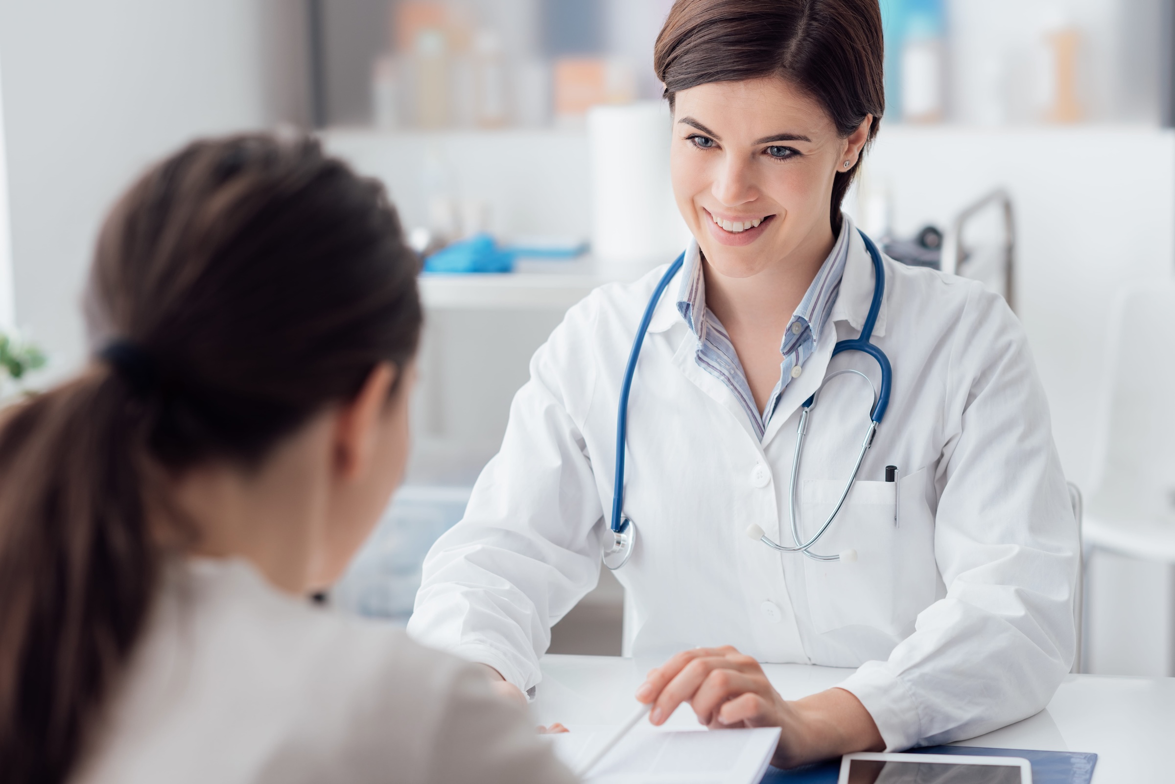 Ärztin und Patient im Gespräch zur Vorsorge der Herz-Kreislauf-Gesundheit.